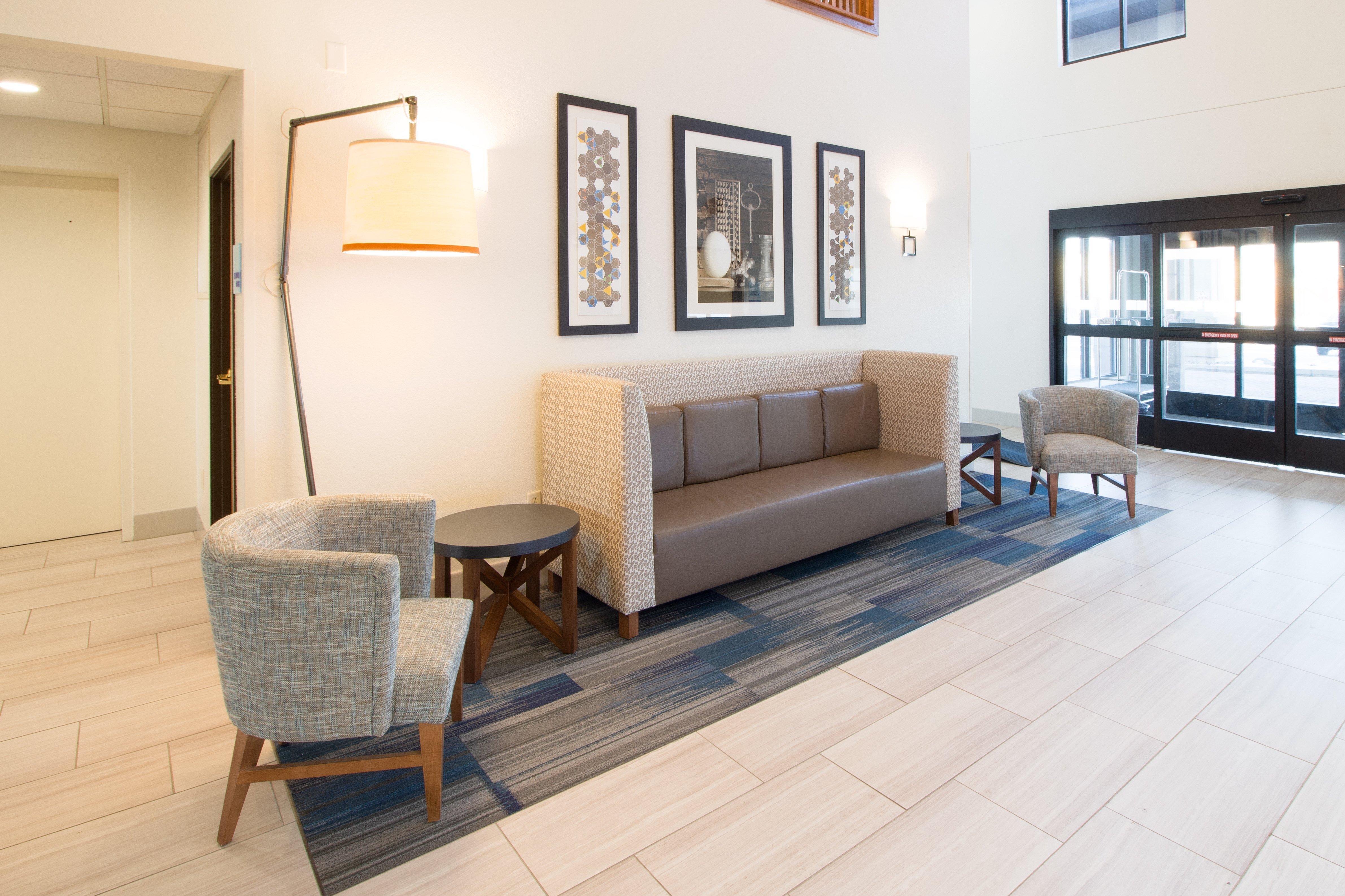 Holiday Inn Express & Suites - Worthington By Ihg Bagian luar foto
