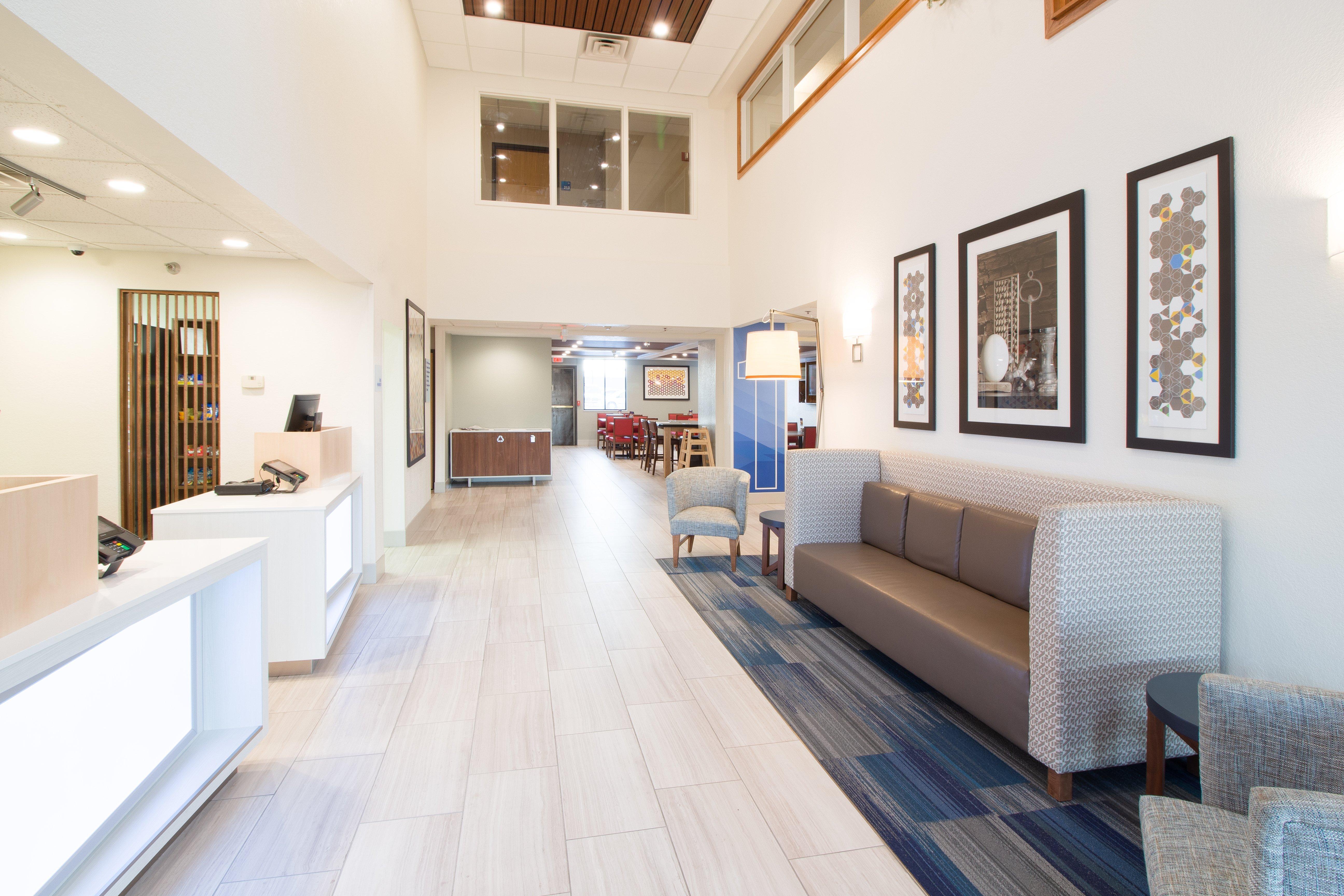 Holiday Inn Express & Suites - Worthington By Ihg Bagian luar foto