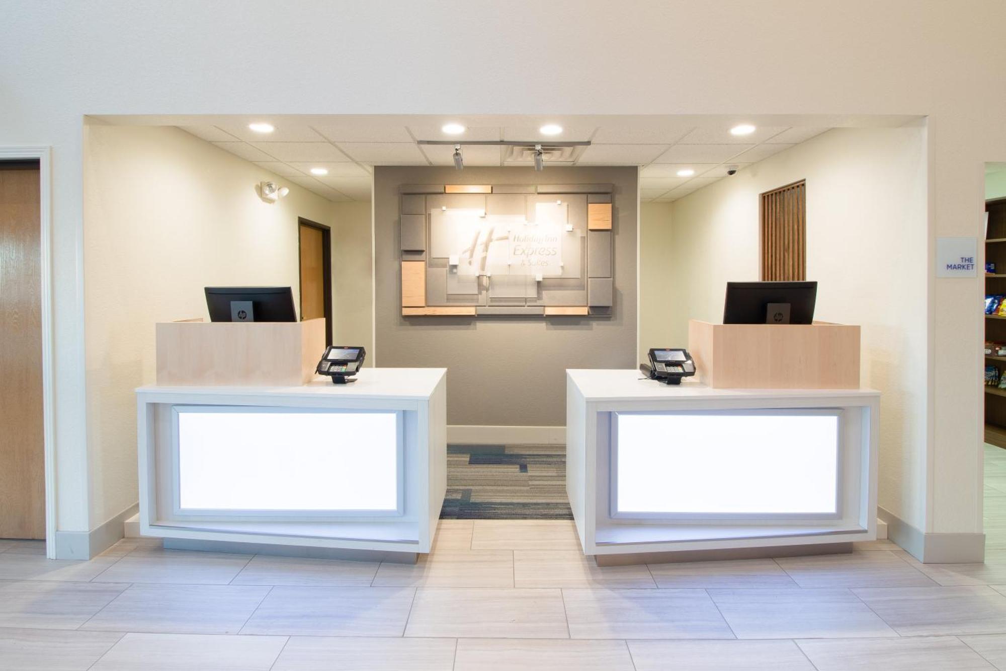 Holiday Inn Express & Suites - Worthington By Ihg Bagian luar foto