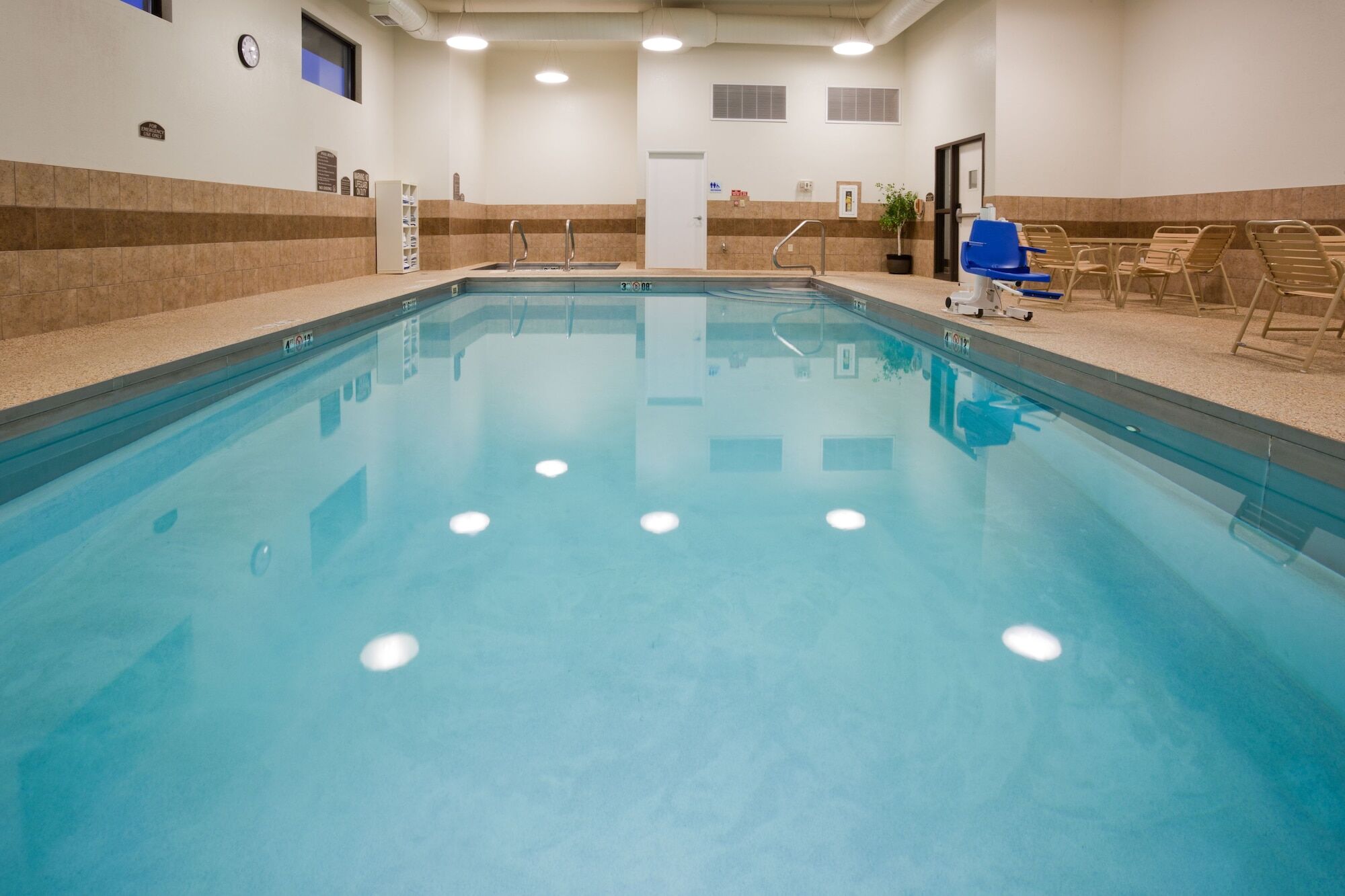 Holiday Inn Express & Suites - Worthington By Ihg Bagian luar foto